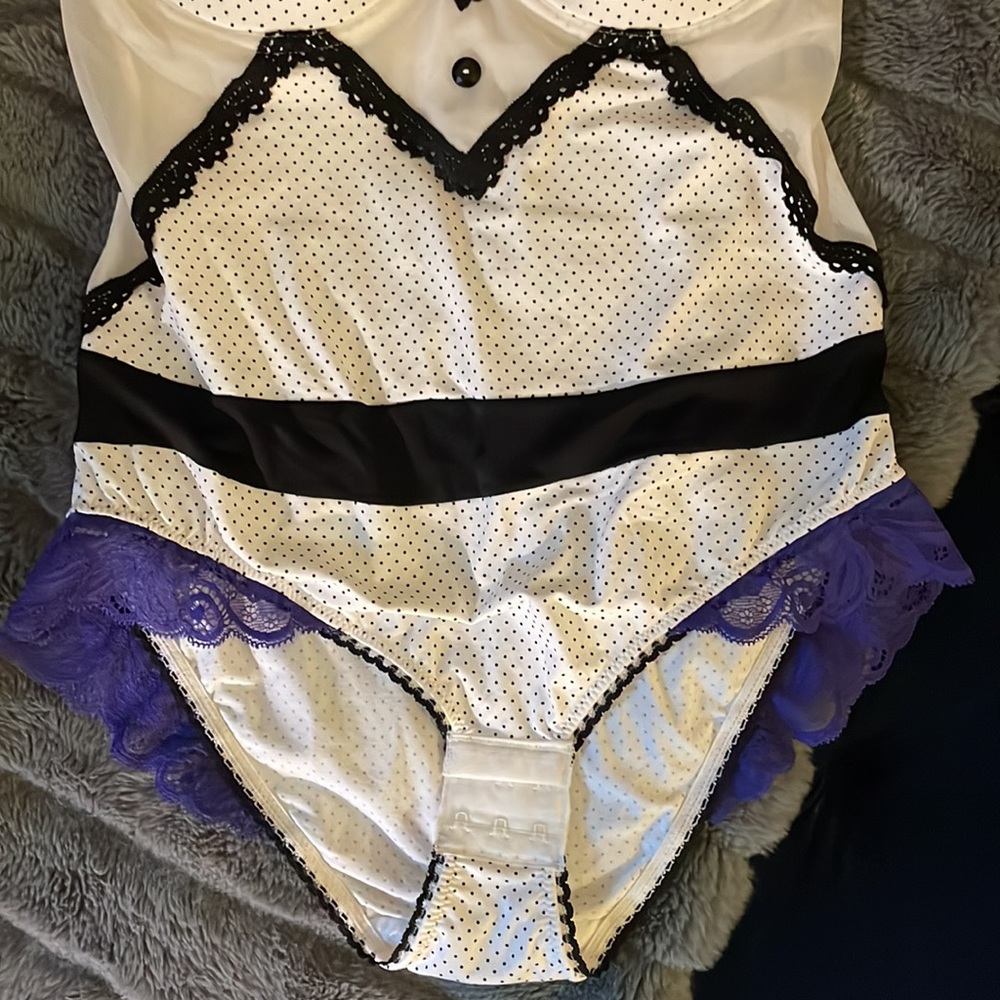 VS Luxe Euro Lace Bodysuit in Purple/B/W NWOT 34DD/M - Picture 9 of 11